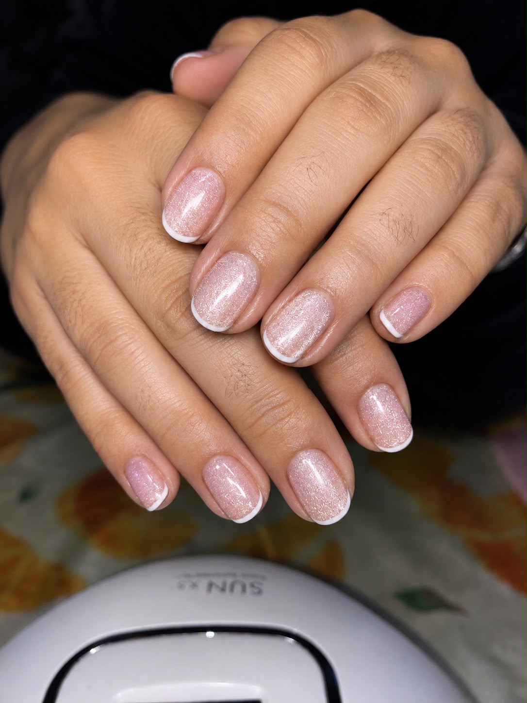 Semipermanente nude con glitter y francesita en uña corta