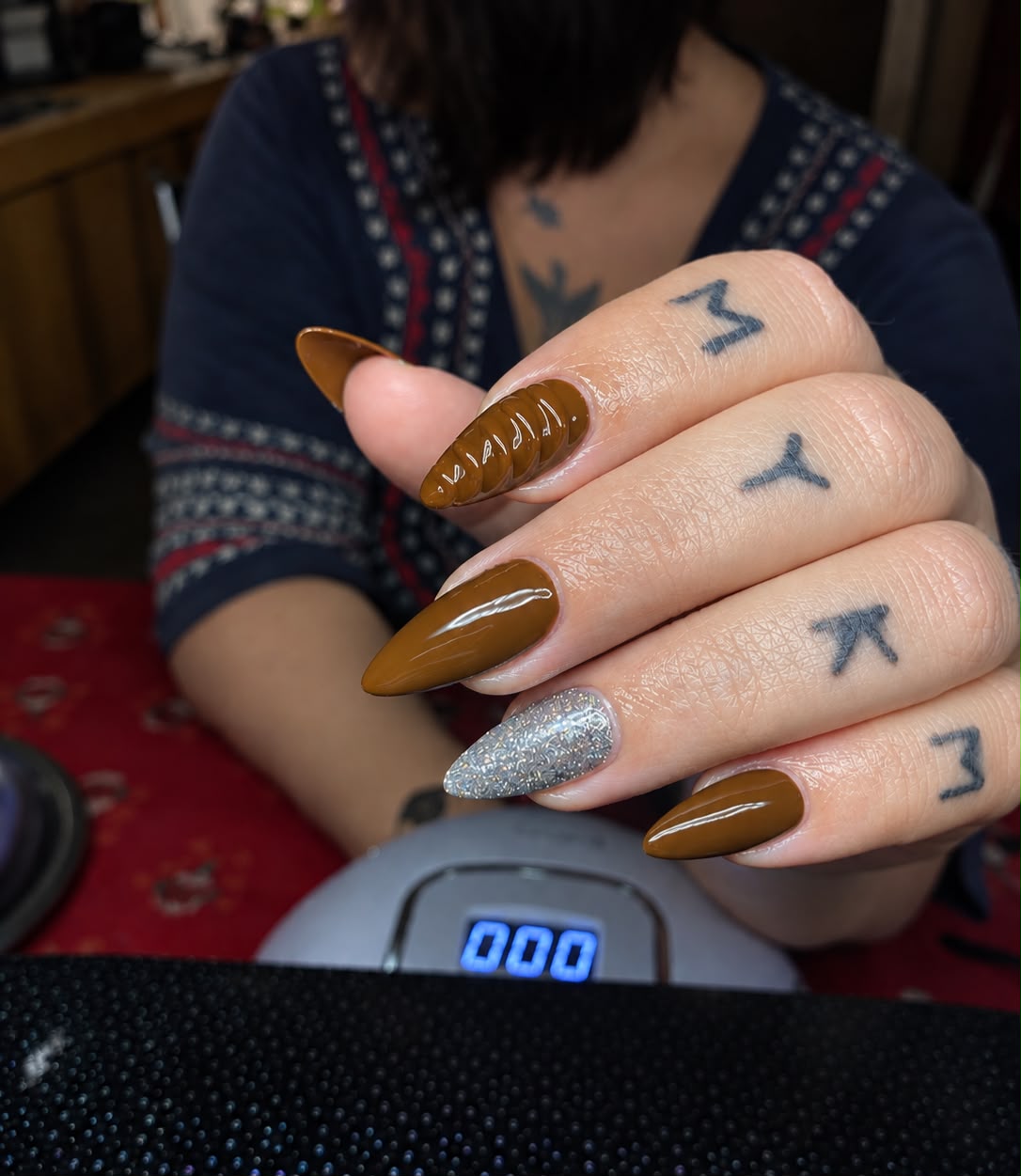 Soft gel marrón con relieves y glitter plateado