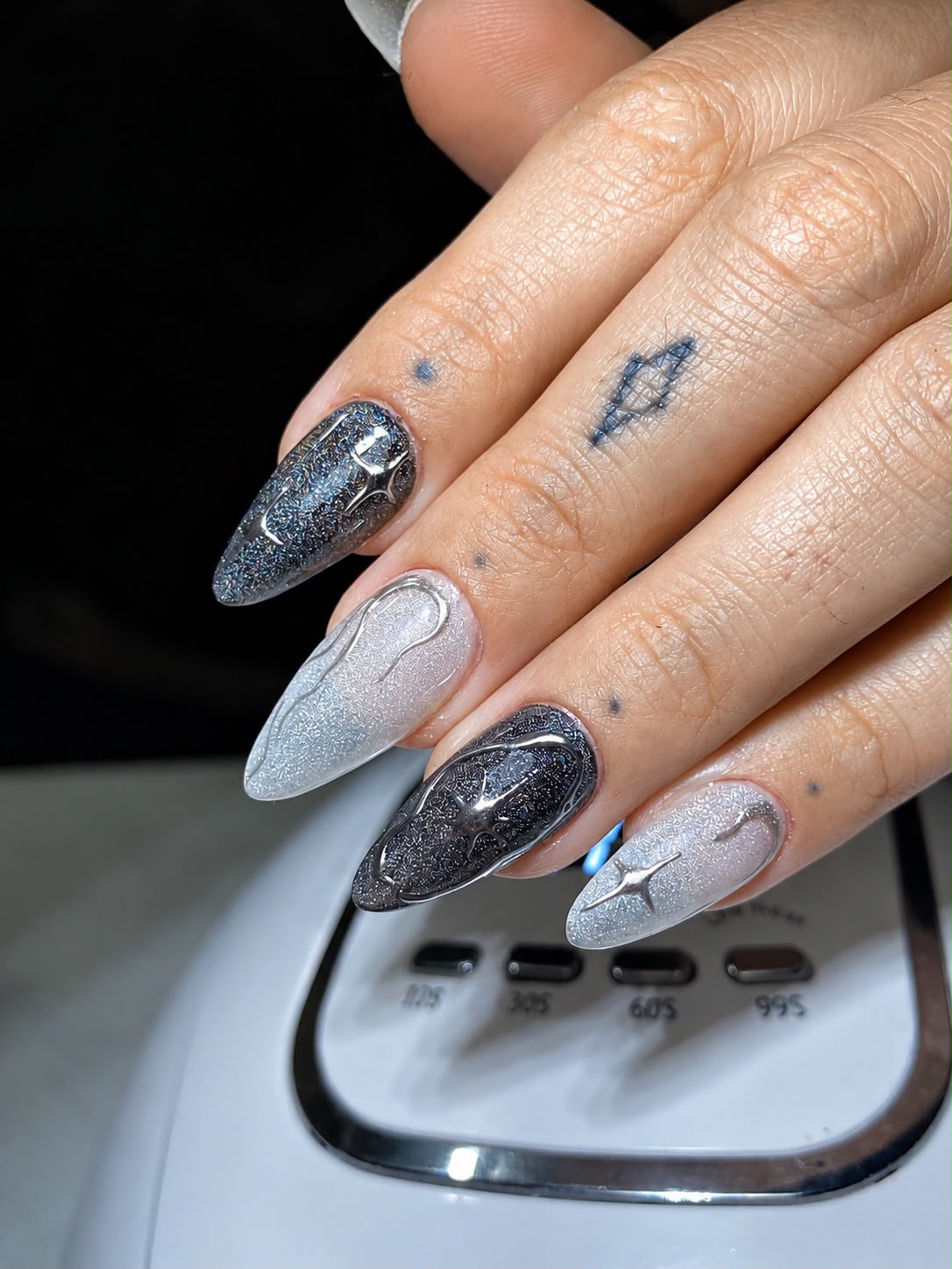 Soft gel negro con detalles plateados
